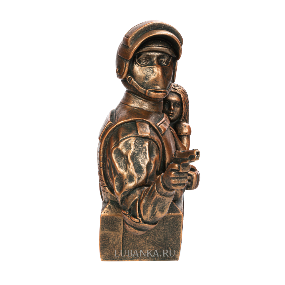 Статуэтка для интерьера «Боец спецназа с девочкой на руках»